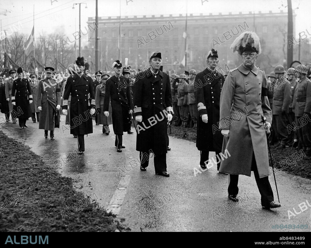 Stockholm 1950-11-09. Kung Gustaf V:s begravning. Katafalkvagnen passerar just framför Arvfurstens palats vid Gustav Adolfs torg. Närmast följer, som bilden visar, kung Gustaf VI Adolf, prinsarna Bertil och Wilhelm, kungarna Frederik och Haakon. Till vänster bakom kung Frederik ses hertigen av Gloucester, och till vänster bakom honom prins Axel av Danmark. Foto: SvD / TT / kod 12014.