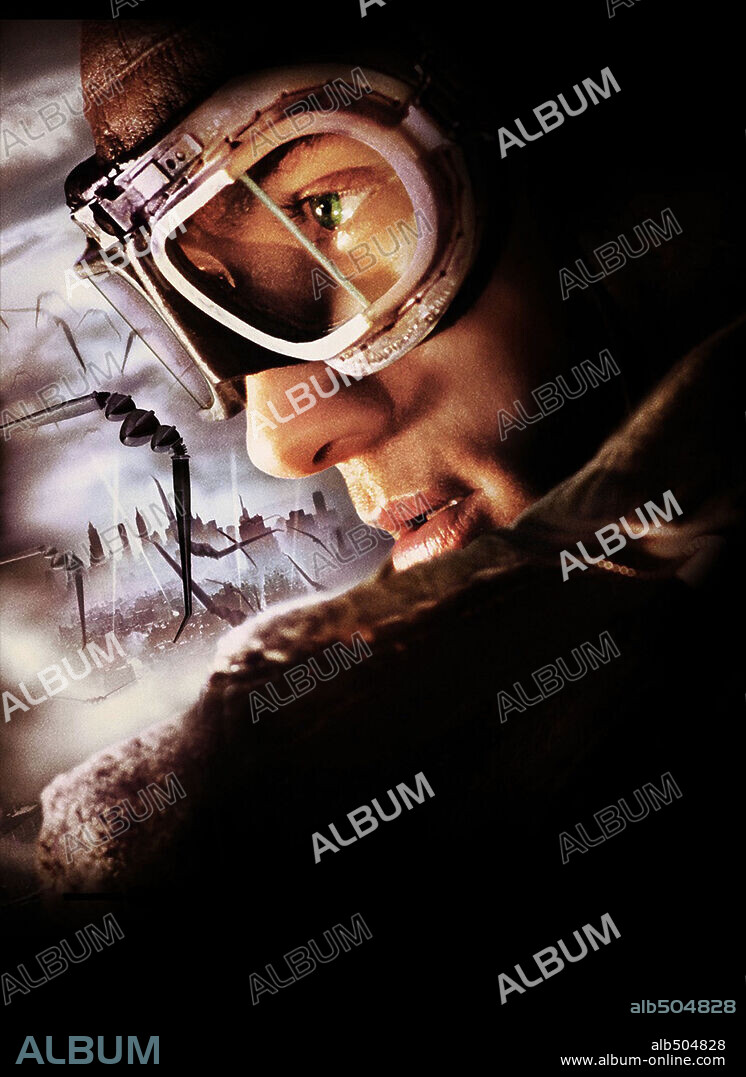 JUDE LAW in SKY CAPTAIN AND THE WORLD OF TOMORROW, 2004, directed by KERRY CONRAN. Copyright PARAMOUNT PICTURES.