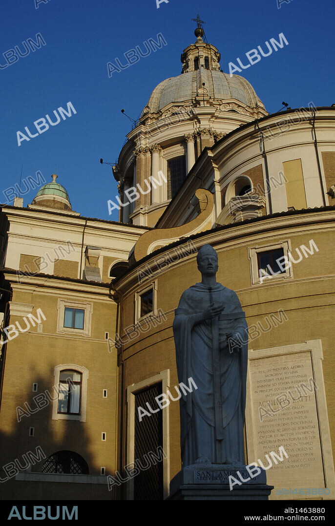 ITALIA. ROMA. Vista parcial de la IGLESIA DE LOS SANTOS AMBROSIO Y CARLOS EL CORSO. En primer término escultura de SAN AMBROSIO DE MILAN (339-347). Arzobispo de Milán e importante teólogo y orador. Europa.