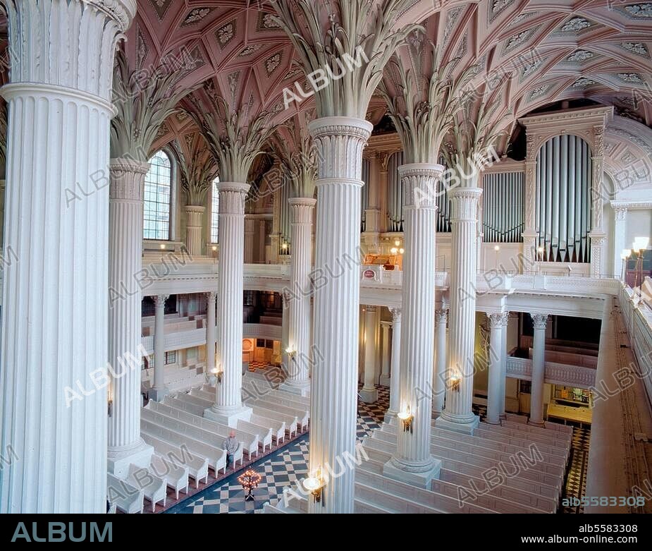 Leipzig (Sachsen), Nikolaikirche. (mittelalterlich; Inneres 1784-97 neugestaltet durch Johann Friedrich Carl Dauthe und Adam Friedrich Oeser). Innenansicht: Blick von der Südempore zur Orgelempore. Foto, Januar 2000.