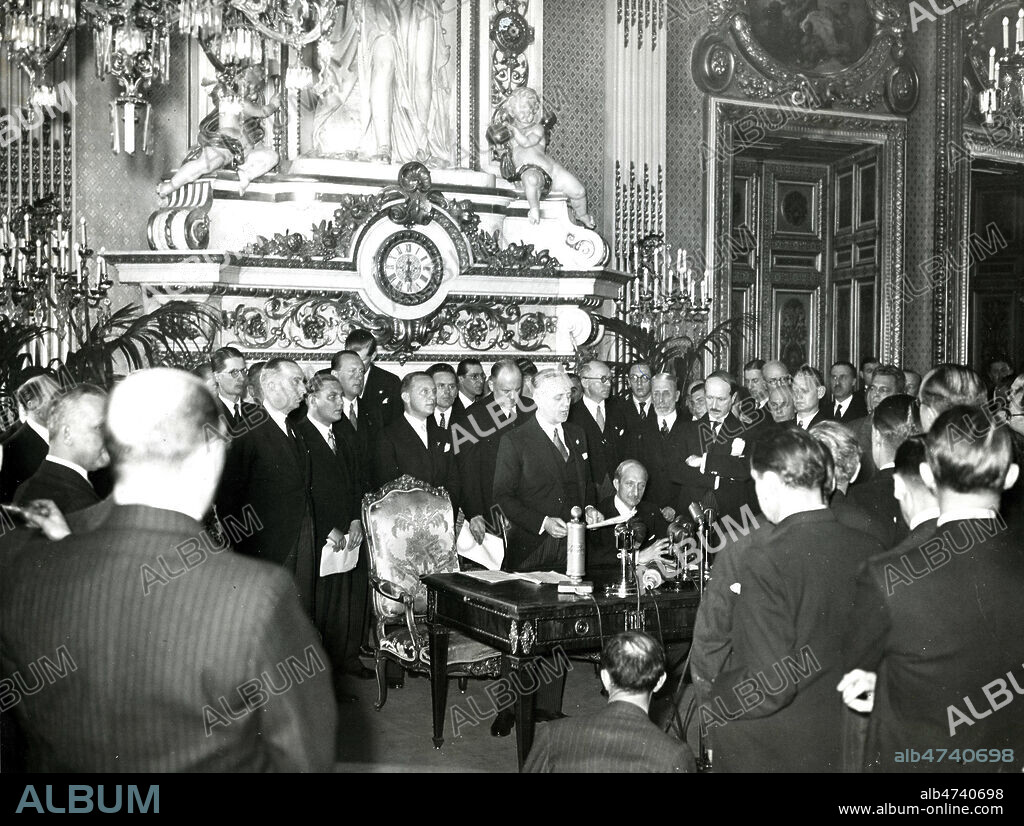 Accords Franco-allemands, le 6 decembre 1938. Discours de Joachim von RIBBENTROP (1893-1946) avec a sa droite Georges BONNET (1889-1973), ministre des affaires etrangeres et SAINT-JOHN PERSE (1887-1975) diplomate et poete. Collection privee. Credit NBL/KHARBINE TAPABOR.