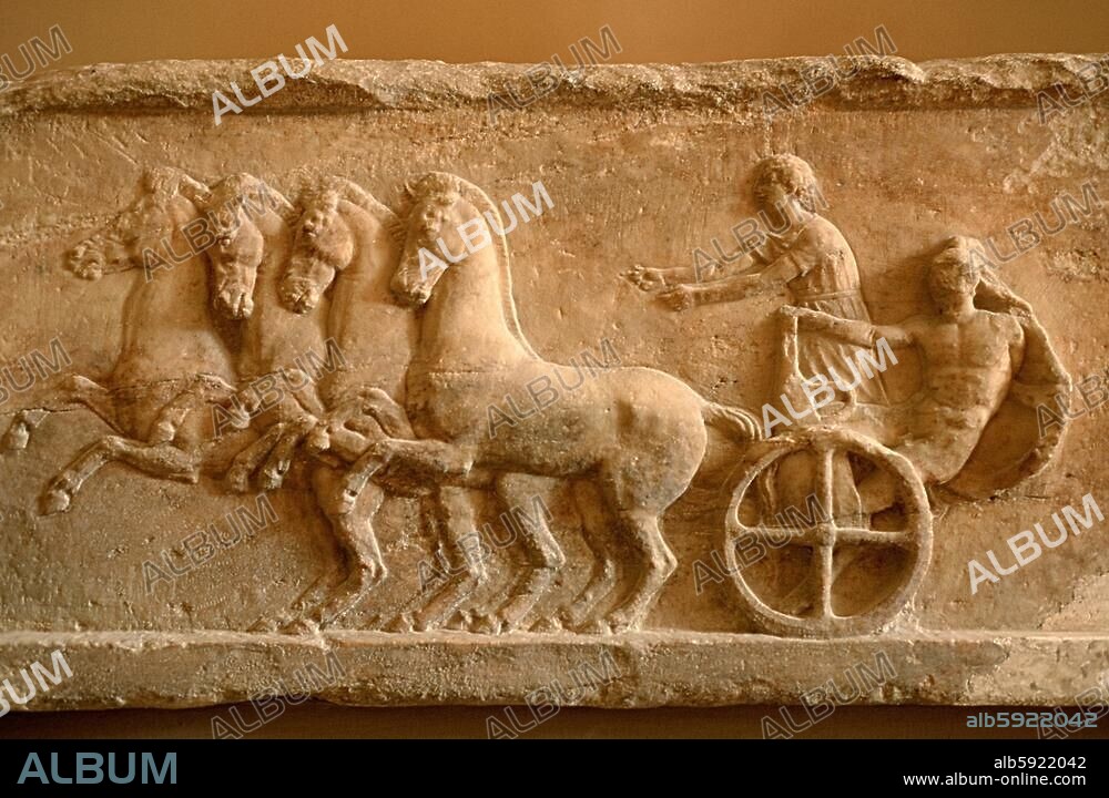 Griechisch. Apobates in den panathenäischen Wagenrennen (Viergespann mit Wagenlenker und Hoplit; der Hoplit mußte abspringen und einen Teil der Strecke laufen). Relief. Marmor. Fundort: Akropolis, Athen. Athen, Akropolismuseum.