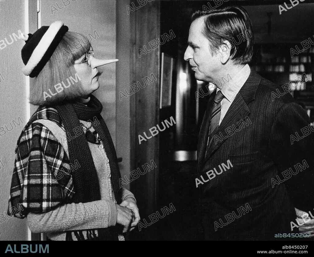 1974.. Orig. bildtext... Birgitta Andersson-Olof Palme-74 Not. från A till Ö Anm. Lösnäsor Skådespelerskor Politiker Stasministrar Profiler Birgitta Andersson som Hedvig Publ. i RiR 42/74 1/82 Publ. i Etermediernas bok Barnens röster sid.199 CD304 persons: OLOF PALME;BIRGITTA ANDERSSON sites: SVERIGE.