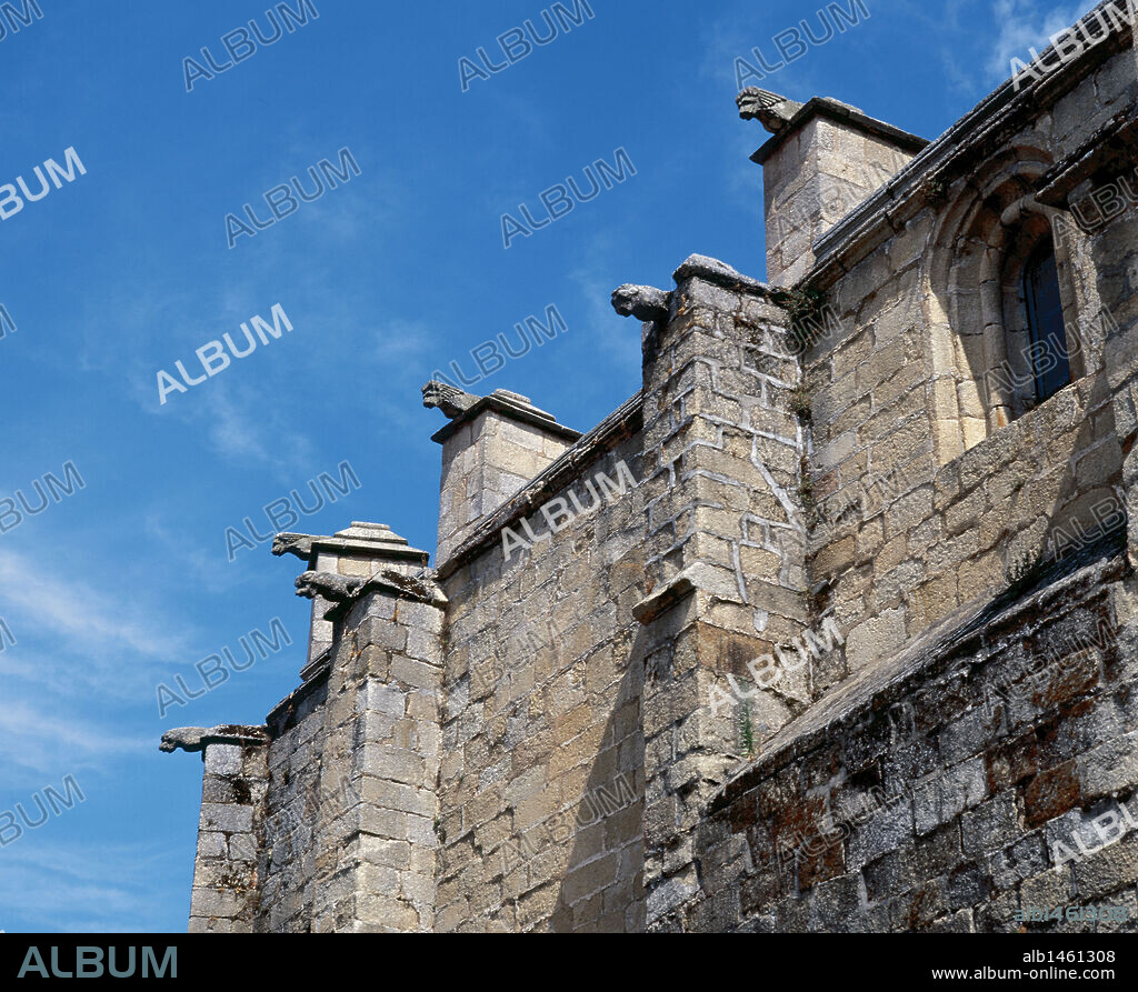 ARTE GOTICO. ESPAÑA. IGLESIA CONCATEDRAL DE SANTA MARIA LA MAYOR. Templo de transición del románico al gótico erigido entre el S. XII y el S. XVI (S. XII-S. XVI). Detalle de GARGOLAS y CONTRAFUERTES. Cáceres. Extremadura.