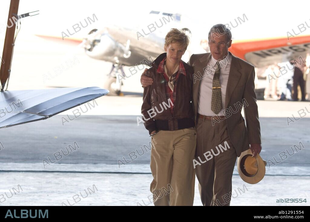 HILARY SWANK y RICHARD GERE en AMELIA, 2009, dirigida por MIRA NAIR. Copyright FOX SEARCHLIGHT PICTURES / WORONER, KEN.