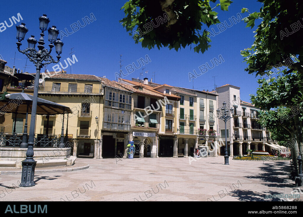 Aranda de Duero ; Plaza Mayor con kiosko (Ribera del Duero).