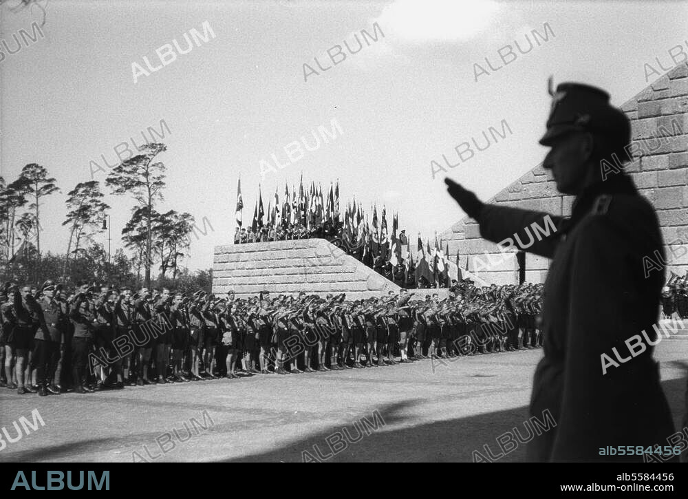 Tschammer und Osten, Hans von; Politiker. (NSDAP), Reichssportführer u. SA-Obergruppenführer; 1887-1943. Urnenbeisetzung in der Langemarckhalle auf dem Reichssportfeld, Berlin, Sonntag, 2. Mai 1943: Polizei und angetretene Hitlerjugend grüßt den Vorbeizug der Urne. Foto.