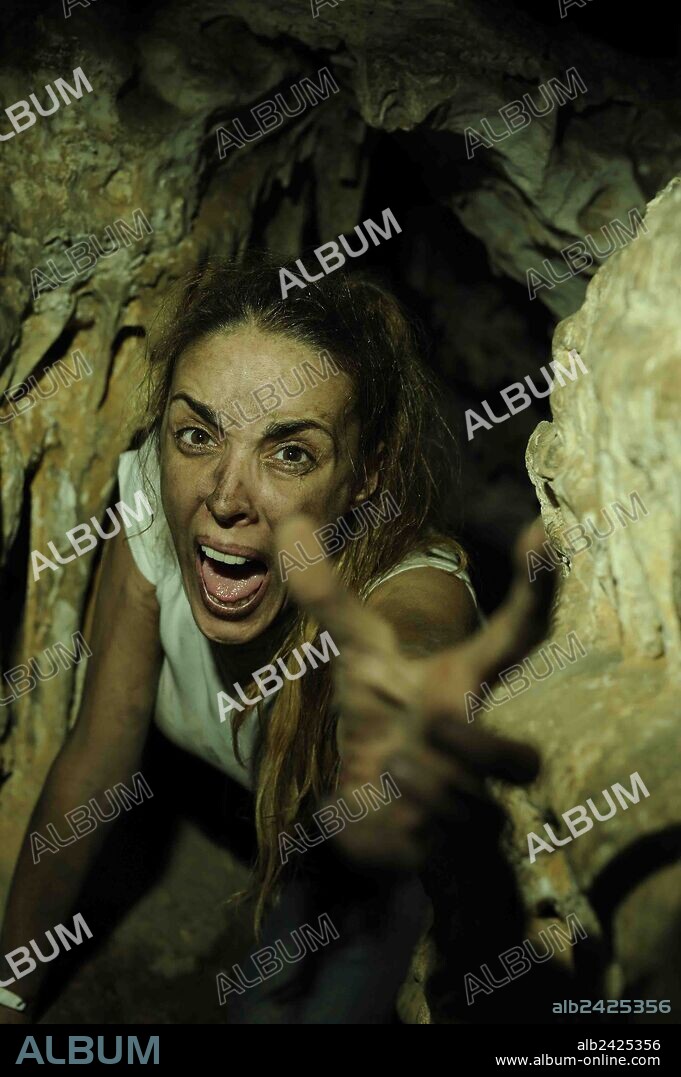 EVA GARCIA en LA CUEVA, 2014, dirigida por ALFREDO MONTERO. Copyright Filmax internacional/Morena Films / HARO, JOSE.