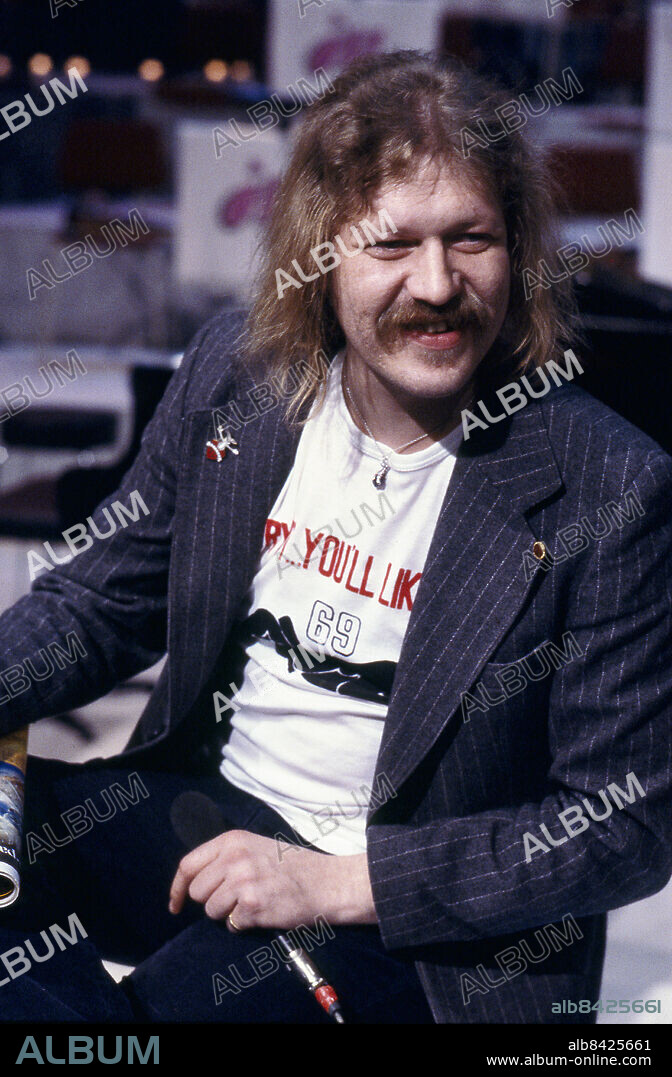 STOCKHOLM 1980-03-07. Artisten Kenta Gustafsson uppträder med bidraget "Utan att fråga" i Melodifestivalen. Kentas t-shirt väckte stor uppståndelse eftersom den visade två figurer som hade sex. Texten på tröjan löd "Try it you'll like it". . Foto: Tommy Pedersen / Expressen / TT / Kod: 36 . ** AFTONBLADET OUT **.
