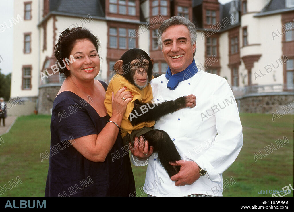 The Martins are on vacation and Dr. Charlotte Roesner-Lombardi (REGINA LEMNITZ), the second vet in the Martins' practice, has taken over the care and supervision of CHARLY with her husband Rodolfo (AURELIO MALFA). Since Rodolfo is supposed to replace a colleague, they go with him to the castle hotel, even though animals are not welcome there. / Headline: OUR CHARLY - VACATION IN A DREAM HOTEL.