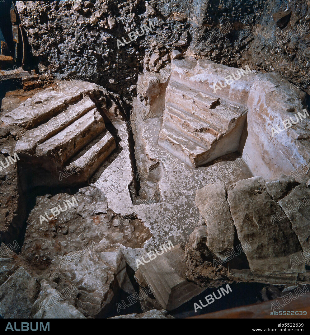 Restos de un baptisterio paleocristiano hayados en el subsuelo de la catedral de Barcelona.