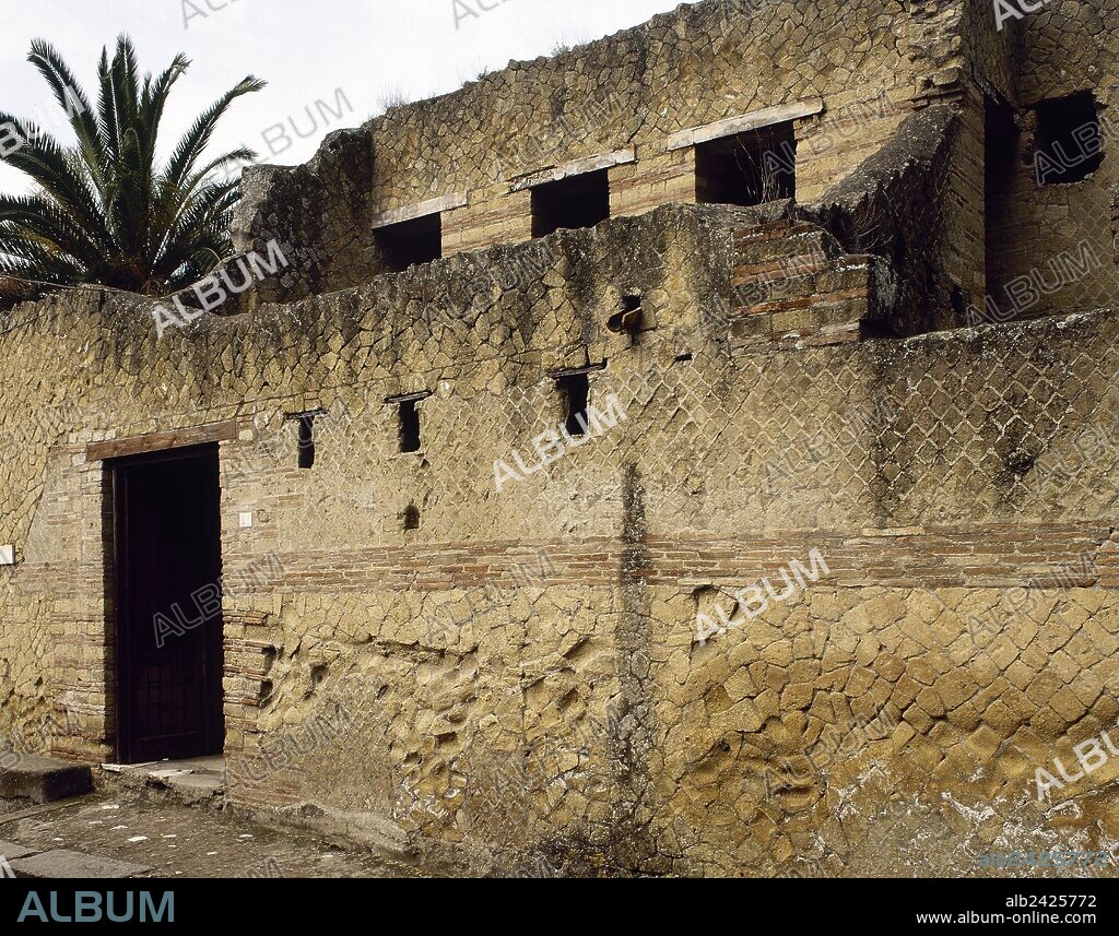 ARTE ROMANO. ITALIA. "CASA DEI CERVI" (CASA DEL CIERVO). Mansión patricia que toma su nombre por los dos grupos escultóricos de mármol que representan a ciervos asaltados por perros, y que decoraban el jardín. Fué construida en el siglo I d. C. Vista general de la entrada a la vivienda. HERCULANO. La Campania.