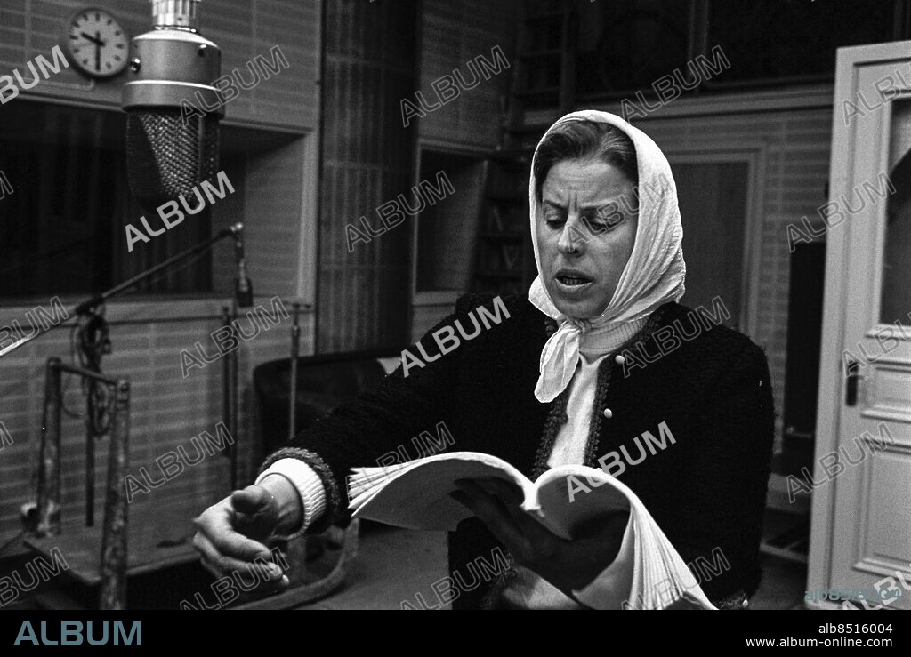 ARKIV 196505.. MOR COURAGE OCH HENNES BARN. Radioteater av Bertolt Brecht i regi av Alf Sjöberg.. Sänt första gången 1965-06-07.. Här ses skådespelerskan Margaretha Krook, som Mor Courage, under inspelningen.. Foto: Bo-Aje Mellin / SVT / Kod: 5600. Reportage publ. i RiR 23/65. RiR 17689. sv/v neg. Sjaletter Studiomiljö.