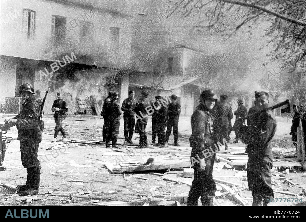 Zweiter Weltkrieg / Griechenland / Kriegsverbrechen / Waffen-SS. Angehörige der 4. SS-Division Polizei Panzergrenadier (Kommando des SS-Hauptsturmführers Fritz Lautenbach) auf einem Platz im griechischen Distomo nach den von ihnen begangenen Gräueltaten in der Bevölkerung: 218 Männer, Frauen und Kinder wurden massakriert. Nach Angaben der Waffen-SS handelte es sich um einen Racheakt nach einem Angriff griechischer Partisanen gegen die deutschen Besatzer. Eine sofort eingeleitete Untersuchung ergab jedoch, dass Commander Lautenbach die Befehle überschritten hatte. Er wurde jedoch nicht vom Kriegsgericht verurteilt, weil er angeblich seinen Männern gegenüber verantwortungsbewusst handelte. Das Distomo-Massaker fand am selben Tag wie das von Oradour-sur-Glane in Frankreich statt, das auch von der Waffen-SS begangen wurde. Foto, 10.06.1944.