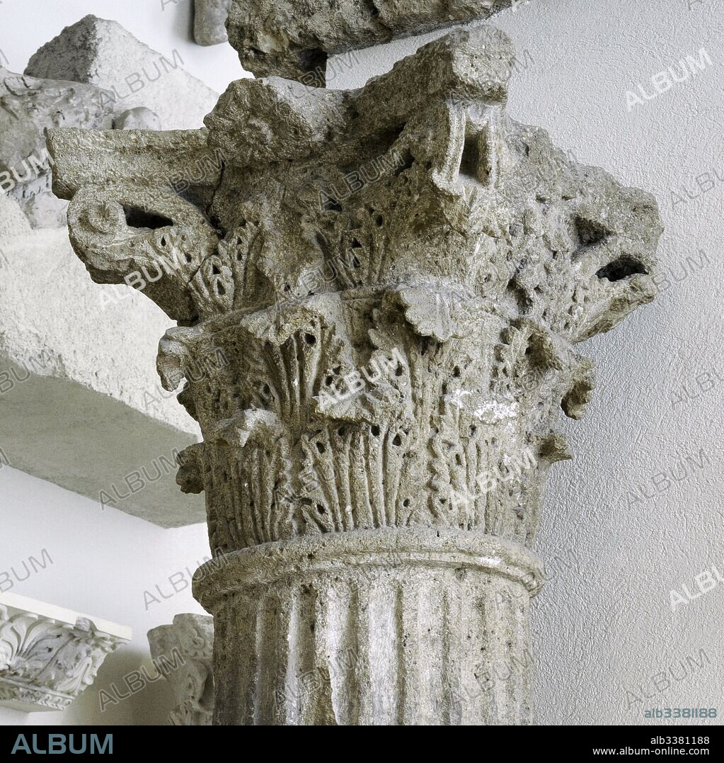 Capitel corintio decorado con hojas de acanto. Teatro romano. Siglo I d. C. Piedra del Medol / Soldo. Tarragona. Museo Nacional Arqueológico. Tarragona. Cataluña. España. Corinthian capital decorated with acanthus leaves. Roman theatre. 1st century AD. Stone of Medol / Soldo. Tarragona, Spain. National Archaeological Museum. Tarragona. Spain.