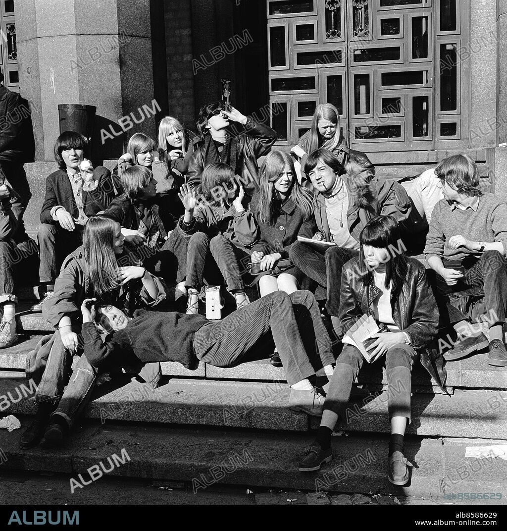 ARKIV -19650505 . Mods i vårsolen på konserthusets trappa i Stockholm 1965. Foto:Jan Delden Kod: 10 . COPYRIGHT SCANPIX SWEDEN.