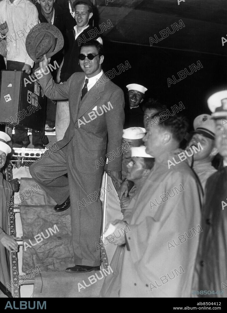 USA LAKEHURST 1936-06-23... Max Schmeling, tysk professionell boxare, som i förra veckan besegrade den amerikanske tungviktsboxaren Joe Louis, kallad the Brown Bomber, i en match på Yankee Stadium, ses här på landgången till luftskeppet Hindenburg i Lakehurst inför hemresan till Tyskland.. Foto: AB Text & Bilder / SVT / Kod: 5600. Engelsk originalbildtext.. Mapp: Joe Louis - Max Schmeling 20 juni 1936. I:50 r. Vinnare Segrare.
