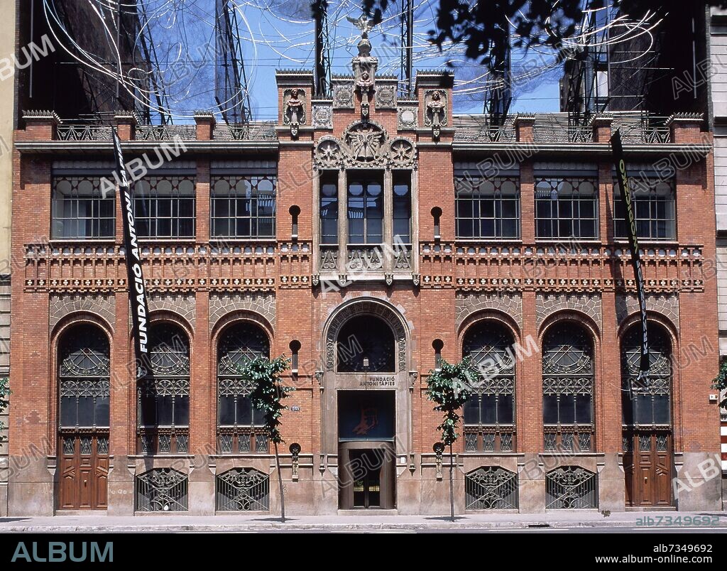 LLUÍS DOMÈNECH I MONTANER. FACHADA DE LA FUNDACION ANTONI TAPIES - EDIFICIO CONSTRUIDO ENTRE 1881 Y 1885 - NUVOL I CADIRA ESCULTURA SITUADA EN LA PARTE SUPERIOR.