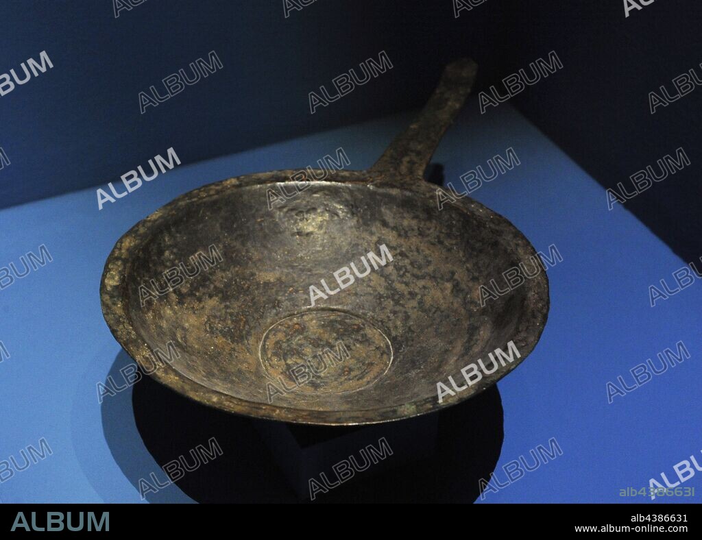 Edad Media. Biskupija Crkvina (importante centro croata medieval). Plato procedente de las tumbas medievales al sur de Iglesia de Santa María. Biskupija-Crkvina. Museo de los Monumentos Arqueológicos Croatas. Split. Croacia.