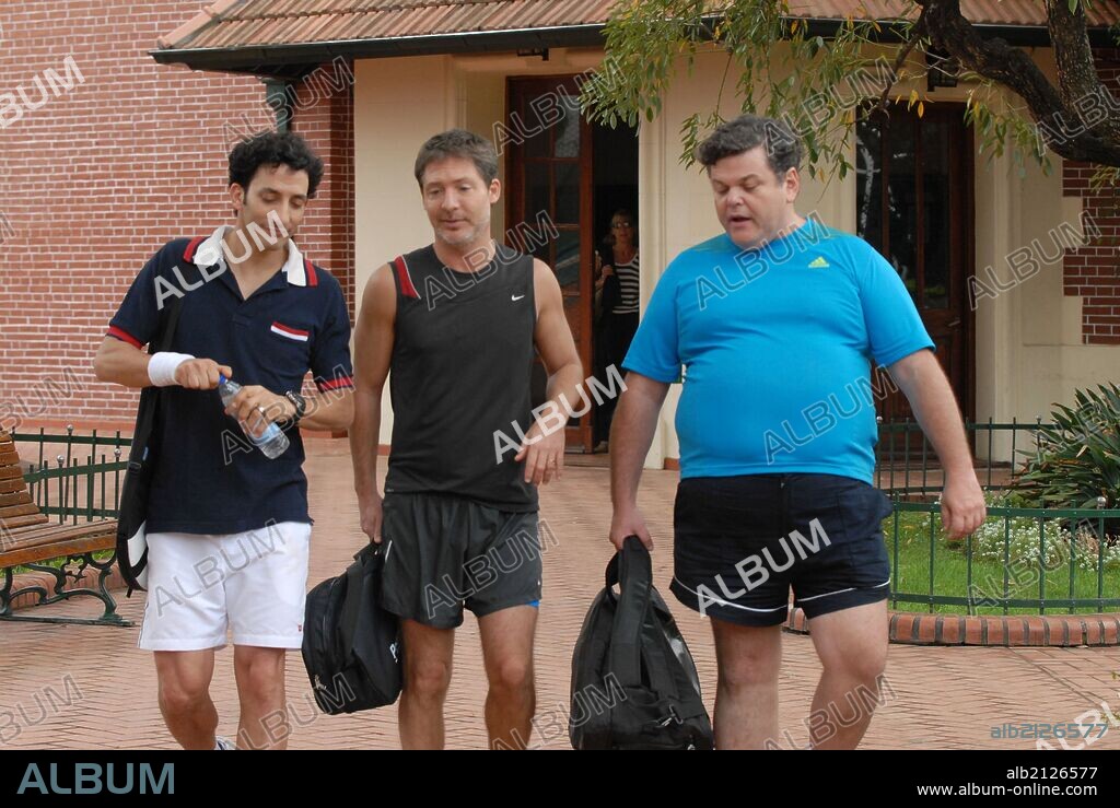 ADRIAN SUAR y JUAN MINUJIN en DOS MAS DOS, 2012, dirigida por DIEGO KAPLAN. Copyright POL-KA PRODUCCIONES/INCAA/PATAGONIK FILM GROUP.