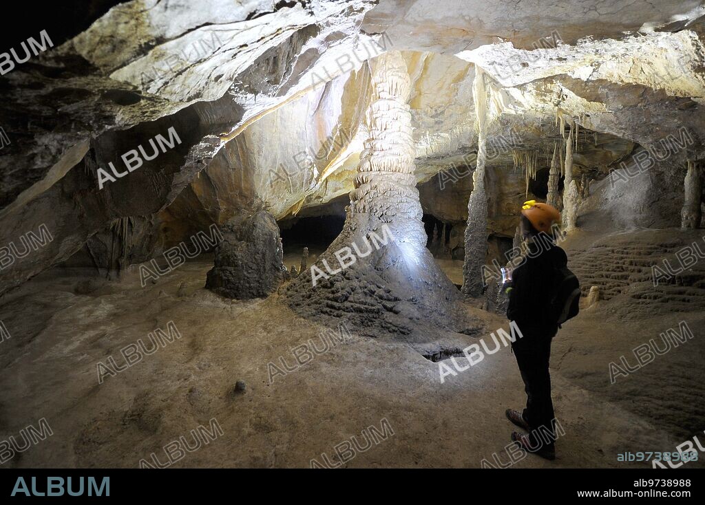 Burgos, 05/11/2013. Cueva Palomera, en el Monumentos natural de ojo Guareña. Foto: Ricardo Ordóñez. Archdc.