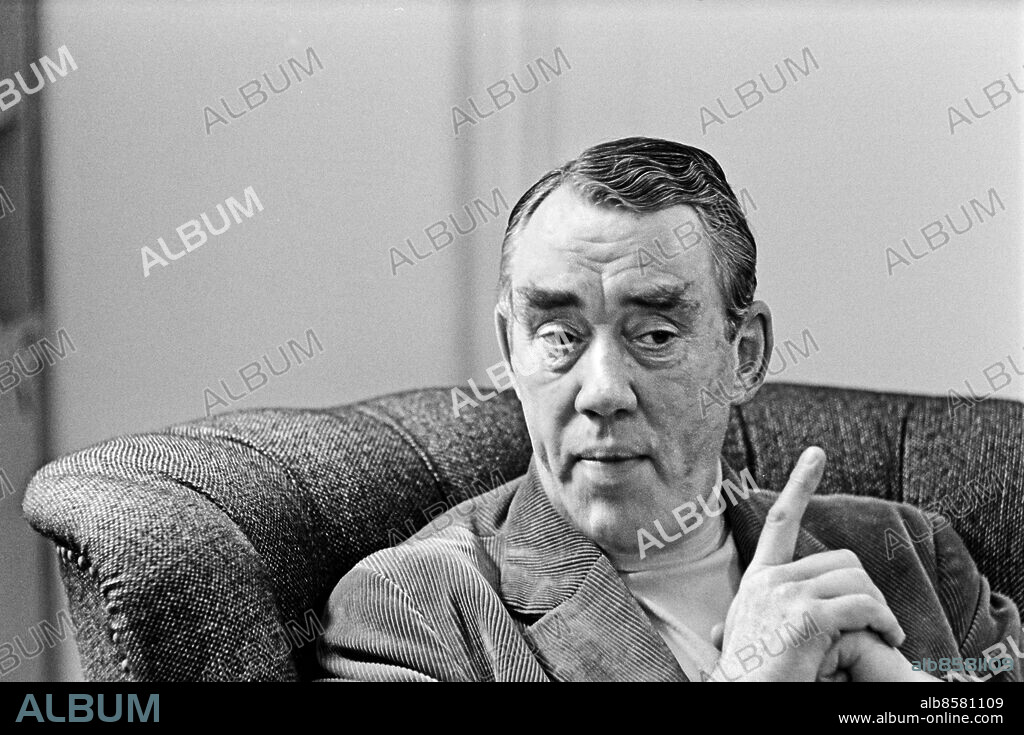 1969-01-22.. Holger Löwenadler, skådespelare, berättar om skådespelaren Anders de Wahl som uppmärksammas i radion på sin 100-årsdag.. Foto: Bertil S-son Åberg / RiR / SVT / Kod: 5600. Reportage publ. i RiR 7/69 inför ett radioprogram.. RiR 19337 sv/v.
