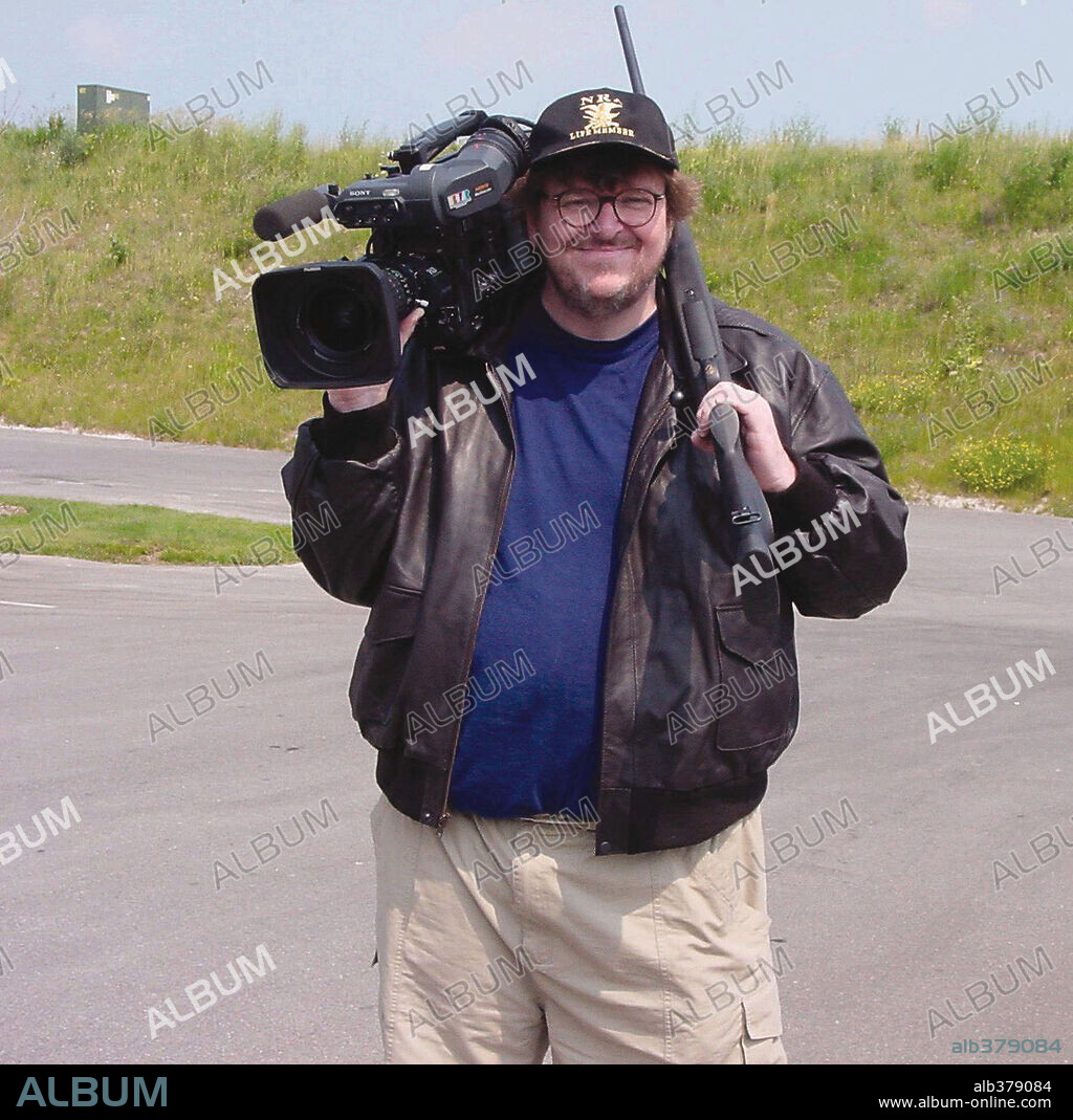MICHAEL MOORE in BOWLING FOR COLUMBINE, 2002, unter der Regie von MICHAEL MOORE. Copyright METRO GOLDWYN MAYER.