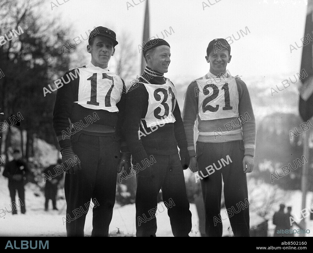 GÖTEBORG 1937-03-14.. Backhoppning i Bragebacken - Slottsskogen. Fr v: H. Morfeldt, Mustadsfors, Nils Julin, Bodens BK och Hj. Nilsson, Mustadsfors. *** Local Caption *** GT Låda 1937-mars-01 Foto: Kamerareportage / TT / Kod: 2524.