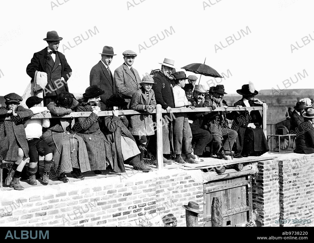 Marzo 1913. Tienta en el Soto de la Aldovea. El Conde de Romanones (1), los Duques de las Torres (2), y de Tovar (3), con sus Familias y Otros Invitados, Presenciando la tienta de los Becerros del duque de Tovar, Verificado en la finca del mismo.