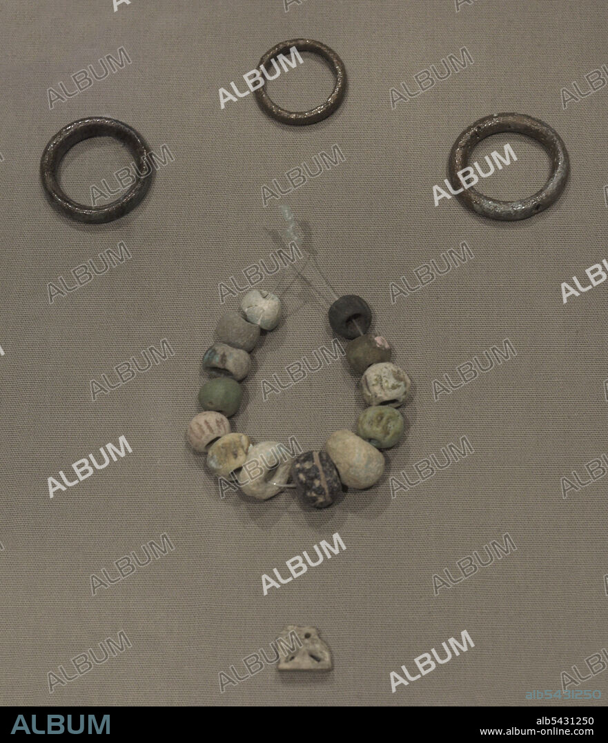 Anillo, aros de cobre para el cabello, cuentas y un amuleto en forma de ibis (pájaro sagrado asociado con la divinidad egipcia Thot). Procedentes de una tumba púnica excavada en la roca,en 'Ta' l-Ibragg, límites de Rabat (Victoria), isla de Gozo, Malta. Museo Arquelógico de Gozo. Cittadella de Victoria. Gozo. Malta.