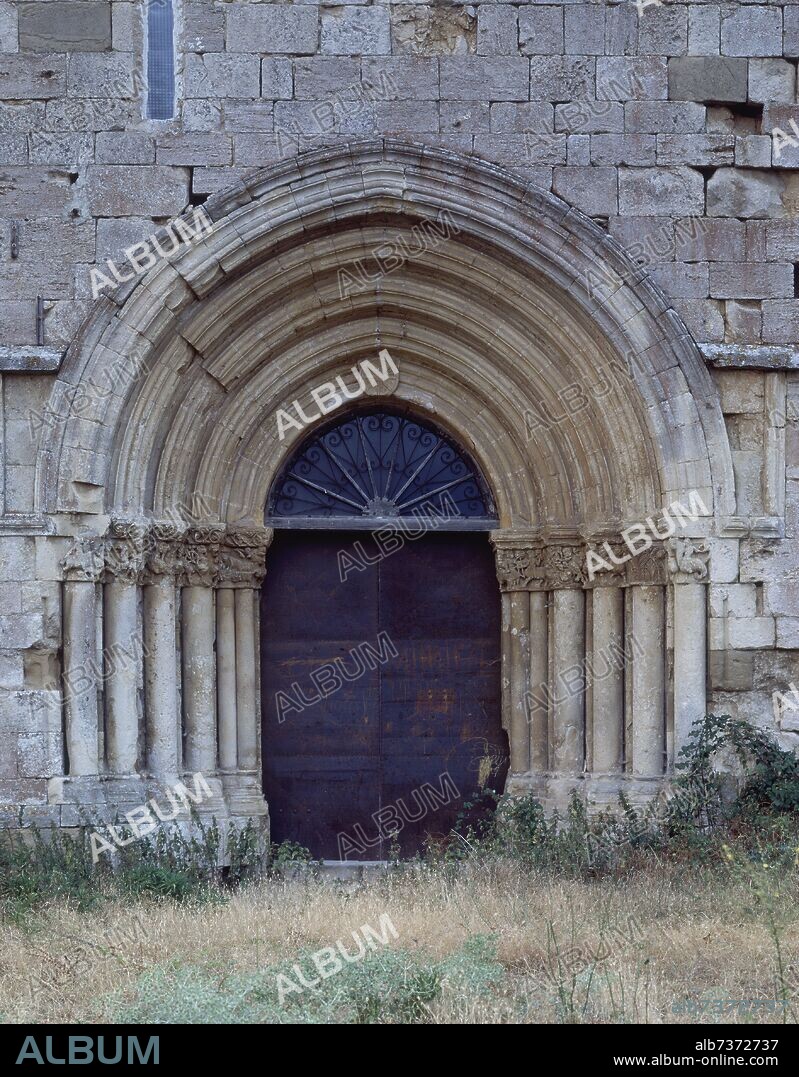 EXTERIOR - PUERTA ROMANICA DE LA IGLESIA DEL MONASTERIO DE IRACHE - SIGLO XII/XIII.