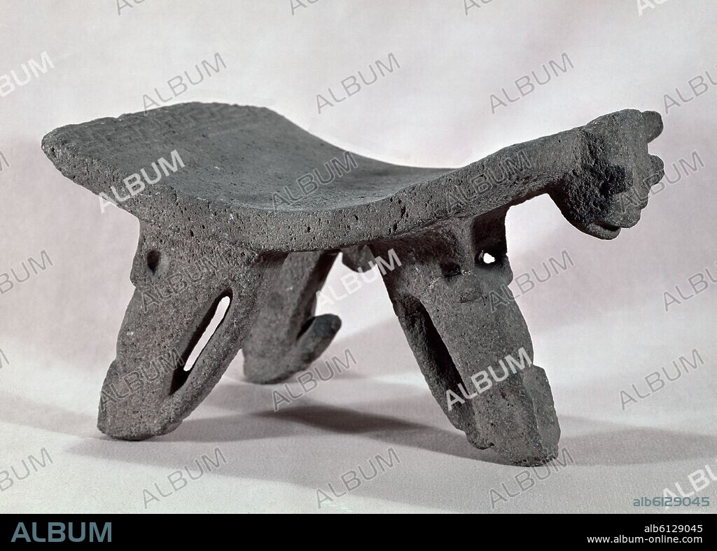 METATE - CULTURA CHOROTEGA COSTA RICA - PIEDRA PARA MOLER MAIZ Y PARA CEREMONIAS.