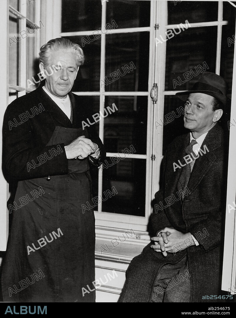 JOSEPH COTTEN and PAUL HORBIGER in THE THIRD MAN, 1949, directed by CAROL REED. Copyright LONDON FILMS.