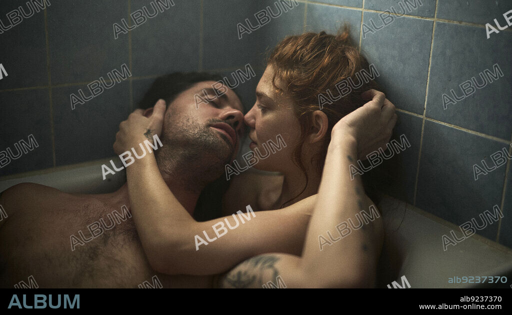 DOMINIK FELLMANN et VALENTINA DI PACE dans 99 MOONS, 2022, réalisé par JAN GASSMANN. Copyright Zodiac Pictures.