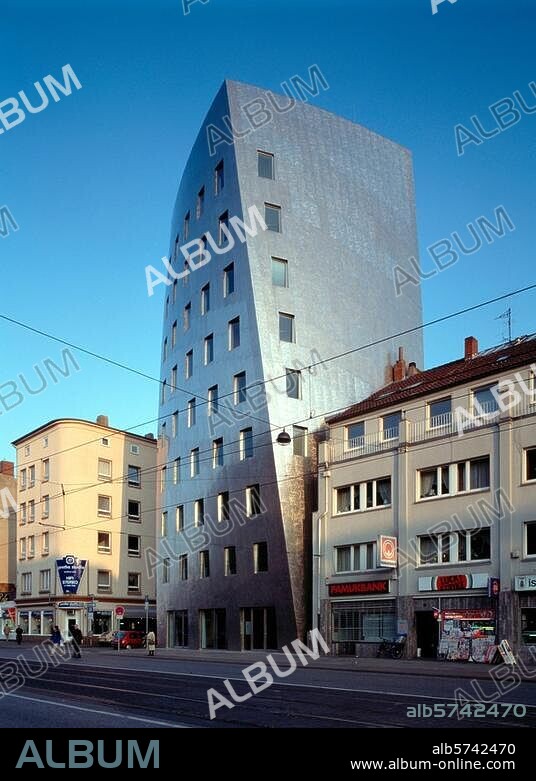 Hannover, Hochhaus Goethestraße 13a / Frank O. Gehry Aufnahmeformat / Filmsize: 6 × 9 cm.