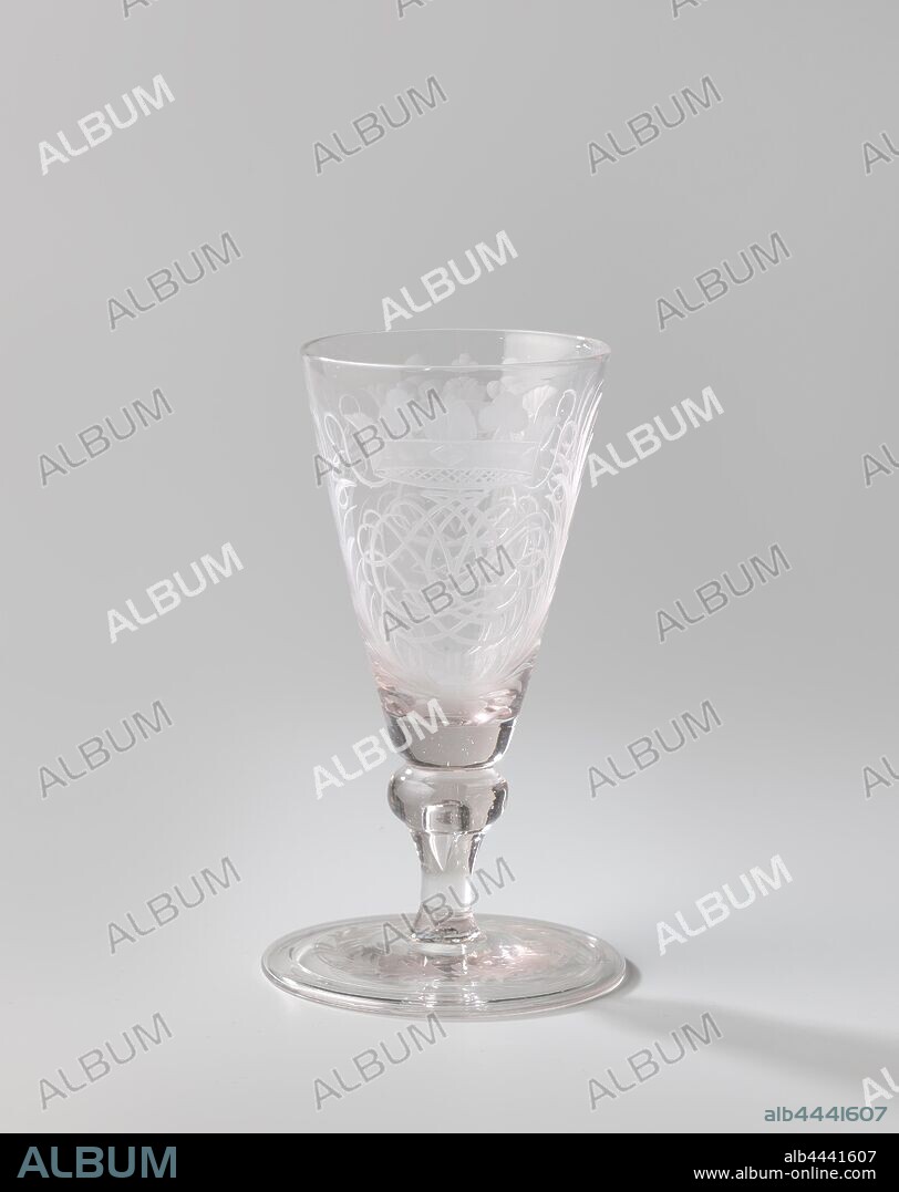 Chalice with twice the crowned AVA monogram between palm branches, Flat base with folded edge Short railing line. Conical chalice with twice the same crowned AVA monogram between palm branches. A leaf wreath on the foot., anonymous, c. 1700 - c. 1725, glass, glassblowing, h 13.3 cm × w 6.7 cm.