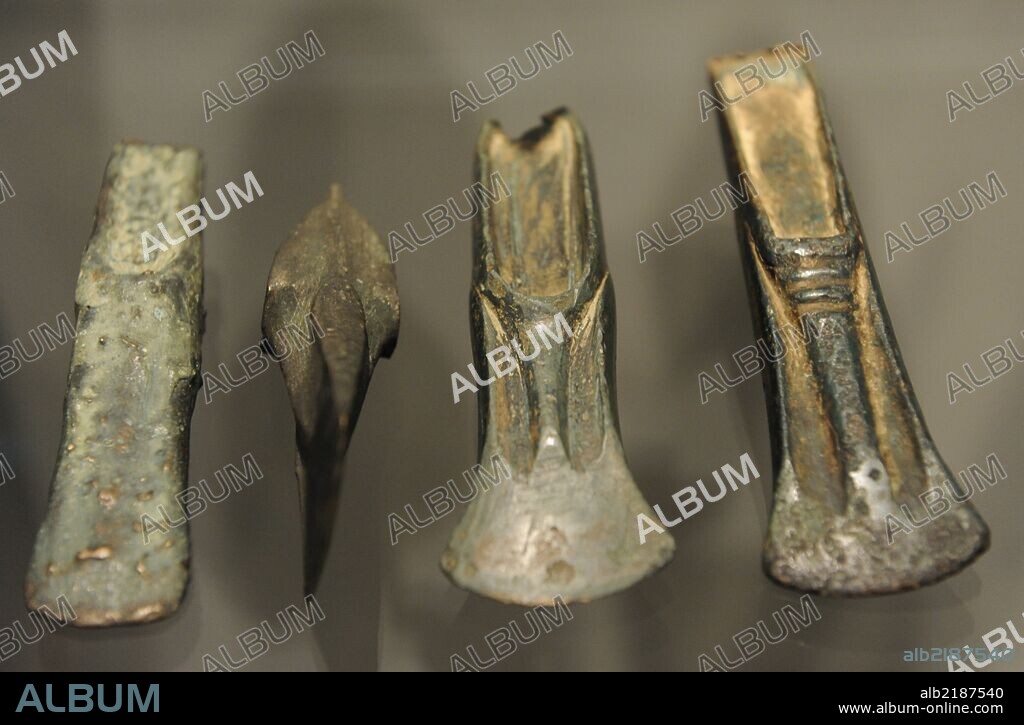ARTE PREHISTORICO. FINLANDIA. Hachas utilizadas en la Edad del Bronce. Un conjunto de cuatro objetos procedentes de Perniö. National Museum of Finland (Museo Nacional de Finalandia). Helsinki. Europa.
