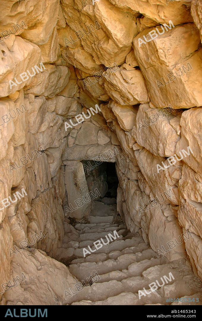 ARTE MICENICO. GRECIA. Vista de la entrada de la FUENTE PERSEIA, aljibe subterráneo que se utilizaba para el aprovisionamiento de agua. Construida como un tunel de 104 escalones que conducen a una pequeña alberca. Fue reconstruida en época helenísitca. MICENAS. Provincia Argólide. Región Peloponeso.