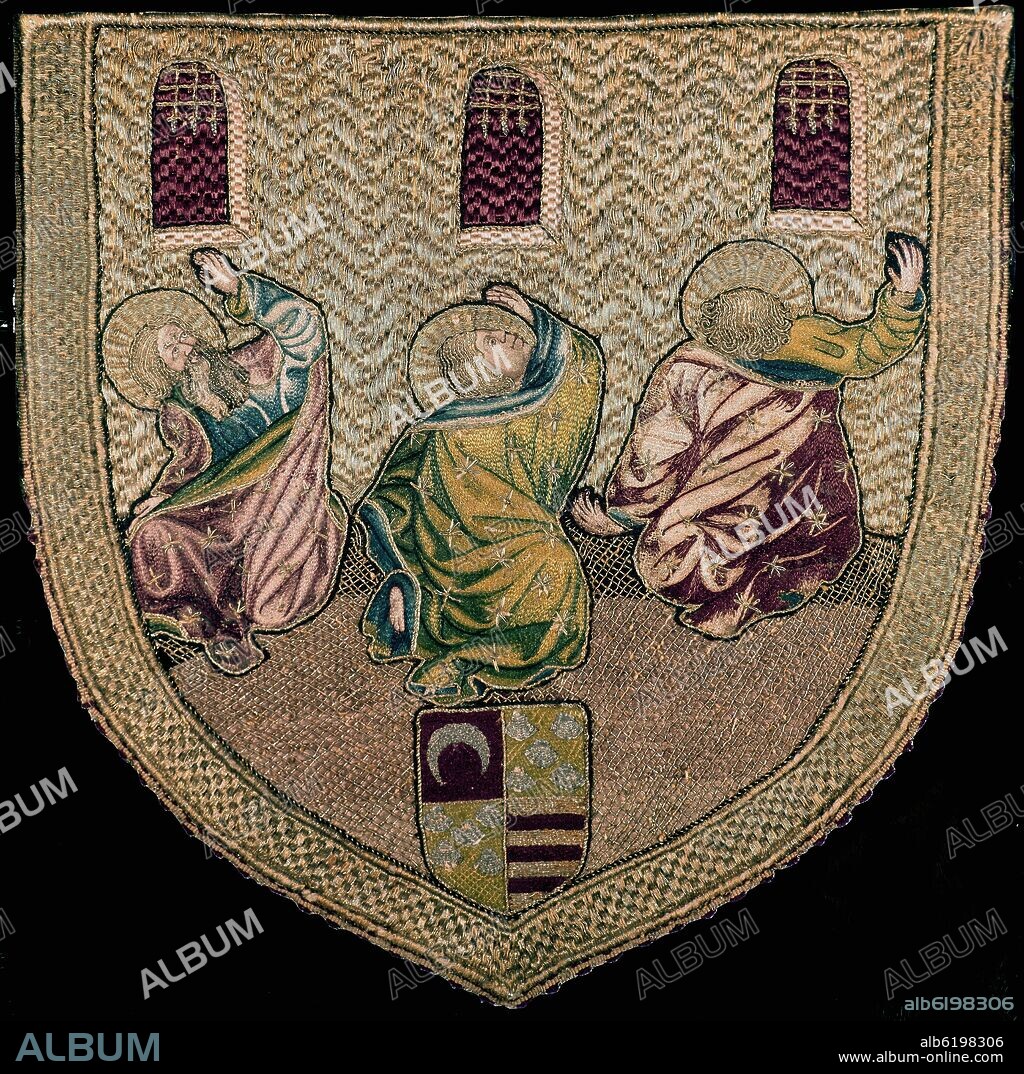 CAPILLO DE CAPA PLUVIAL CON LA TRANSFIGURACION - SIGLO XV (ca.1453) - BORDADO EN SEDA Y ORO - 37,7 x 38 cm.
