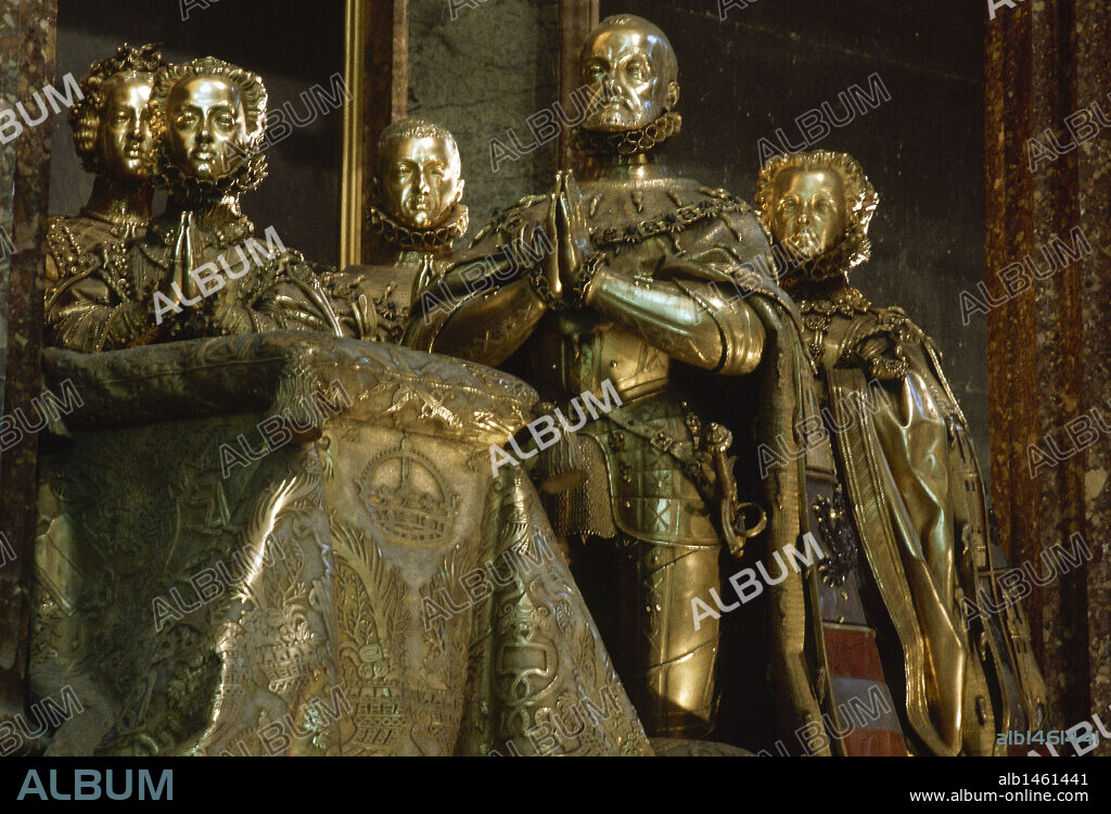 FELIPE II (Valladolid, 1527-El Escorial, 1598). Rey de España (1556-98), hijo de Carlos I y de la emperatriz Isabel. Detalle de las ESCULTURAS DE BRONCE de Felipe II y su familia realizadas por Pompeo LEONI, pertenecientes al CENOTAFIO DE FELIPE II. Está situado en la Capilla Mayor de la Basílica del Monasterio de San Lorenzo el Real. EL ESCORIAL. Comunidad de Madrid. España.