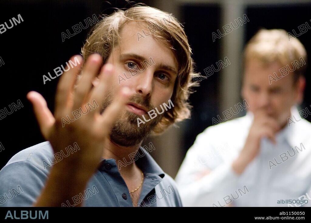 ALEXANDRE AJA y KIEFER SUTHERLAND en REFLEJOS, 2008 (MIRRORS), dirigida por ALEXANDRE AJA. Copyright CASTEL FILM ROMANIA/NEW REGENCY PICTURES/REGENCY ENTERPRISES.