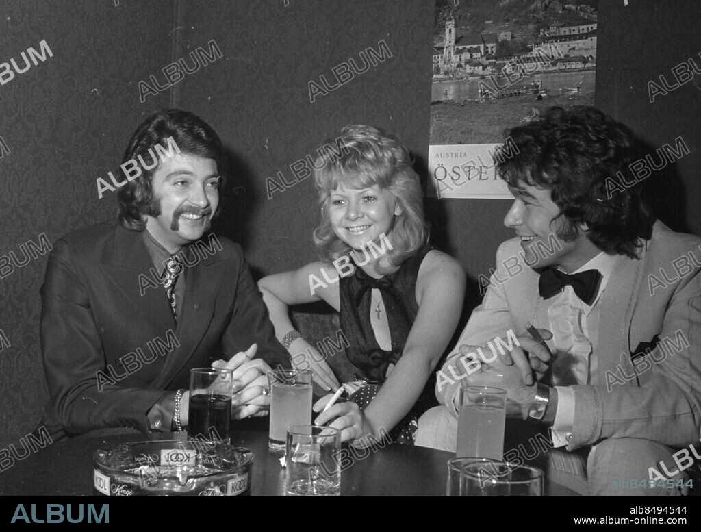 Göteborg 1971-03-06 - Sista kvällen på Yaki-da - Östra Hamngatan - Bosse Faltin (tv) och Liz Öberg - *** Local Caption *** Krep Blad 1971-130. BROR AUGUSTSSON.