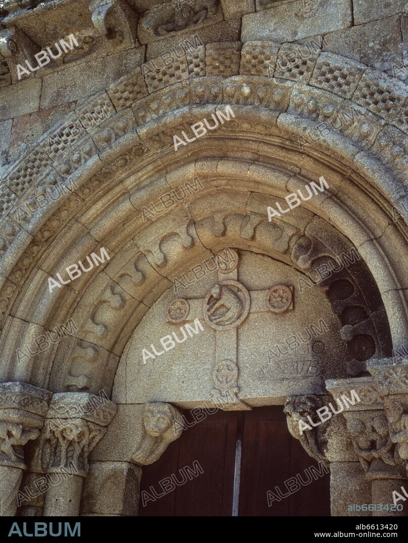TIMPANO DE LA IGLESIA DE SAN PEDRO CON EL AGNUS DEI EN EL CENTRO DE LA CRUZ - SIGLO XII/XIII - ROMANICO ESPAÑOL.