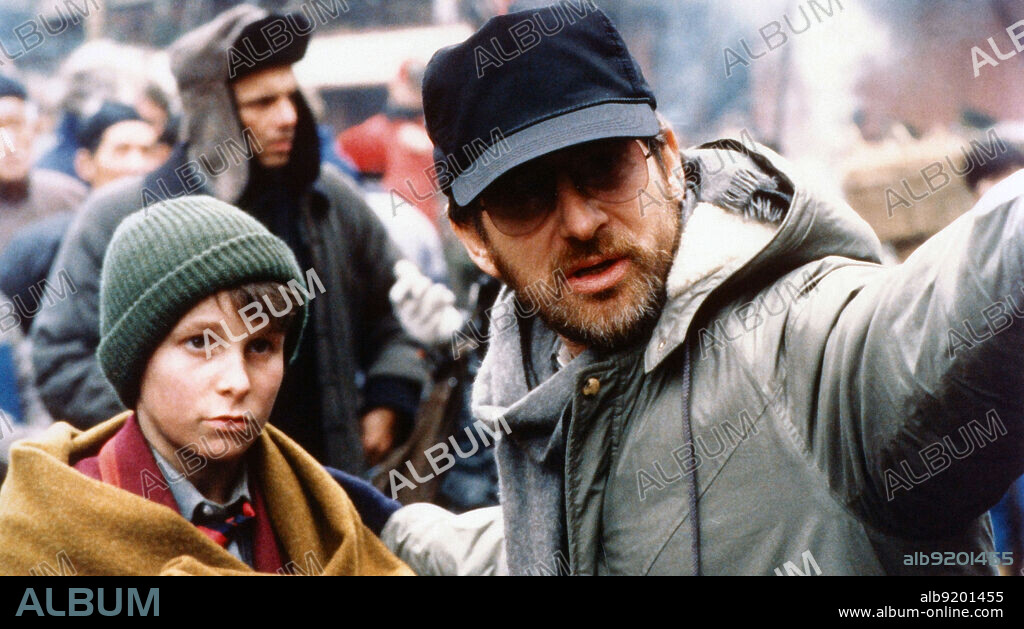 CHRISTIAN BALE and STEVEN SPIELBERG in EMPIRE OF THE SUN, 1987, directed by STEVEN SPIELBERG. Copyright WARNER BROTHERS.