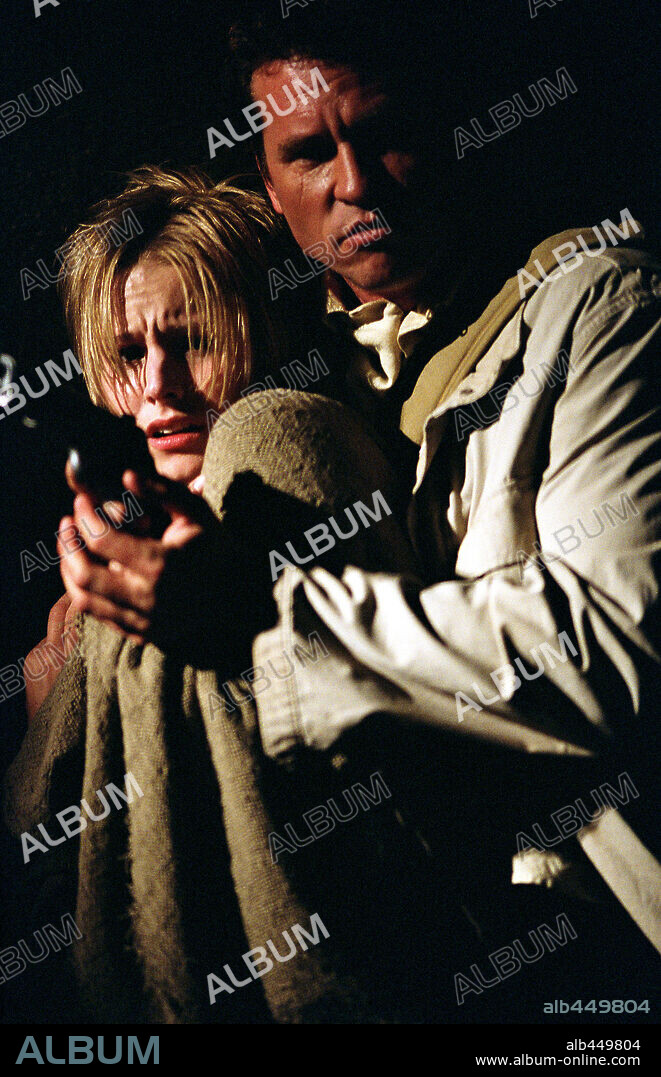 KRISTEN BELL and VAL KILMER in SPARTAN, 2004, directed by DAVID MAMET. Copyright WARNER BROS. PICTURES / SEBASTIAN, LOREY.