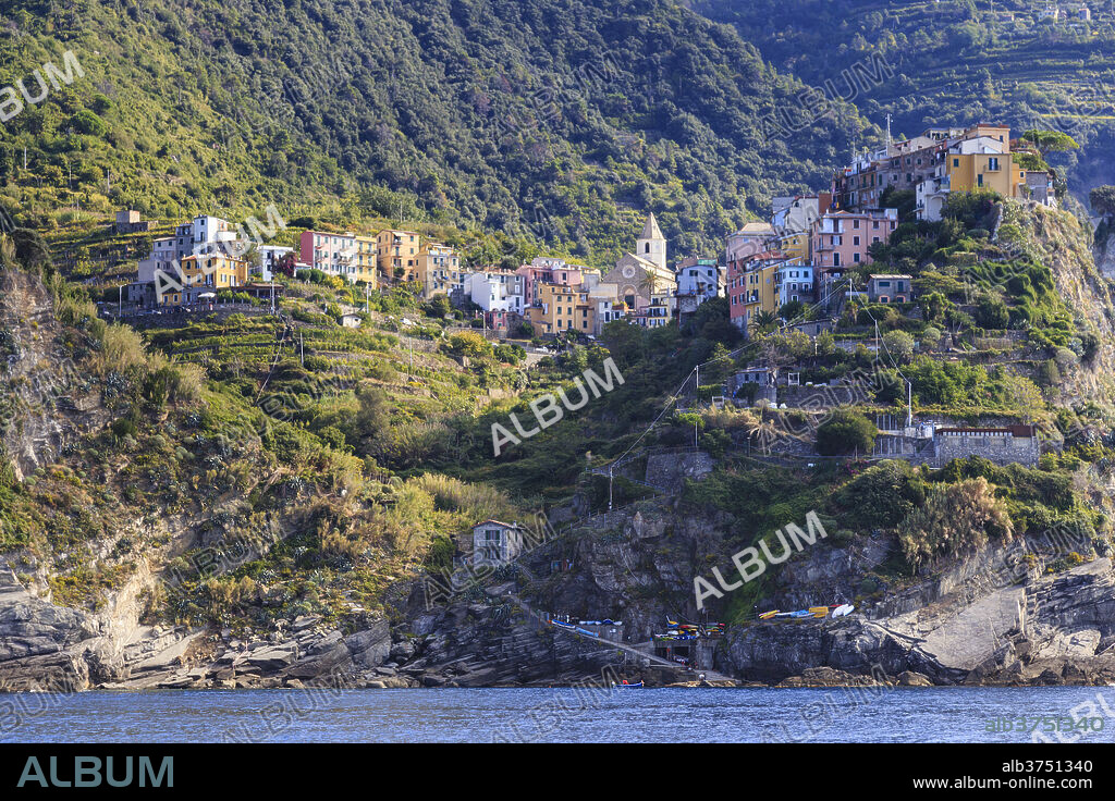 Colourful houses and cliffs atop rocky promontory, Corniglia, Cinque Terre, UNESCO World Heritage Site, Ligurian Riviera, Liguria, Italy, Europe.