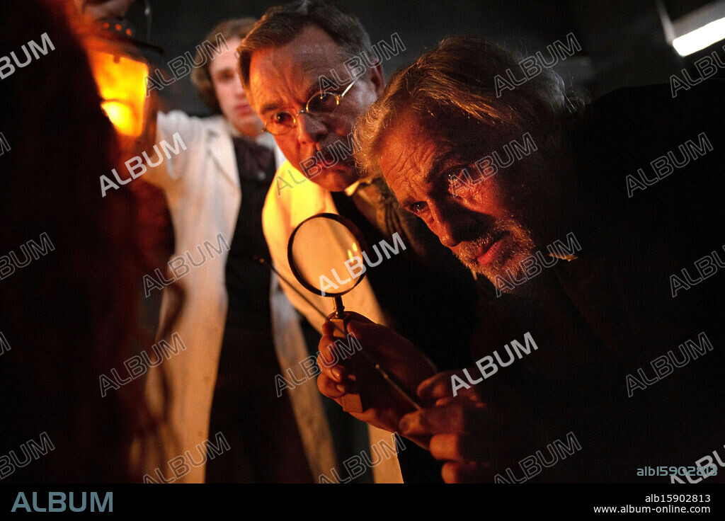 CHRISTOPH WALTZ y RAPHAEL LUCE en DRACULA: A LOVE TALE, 2025, dirigida por LUC BESSON. Copyright LBP Productions / Europa Corp / Actarus.
