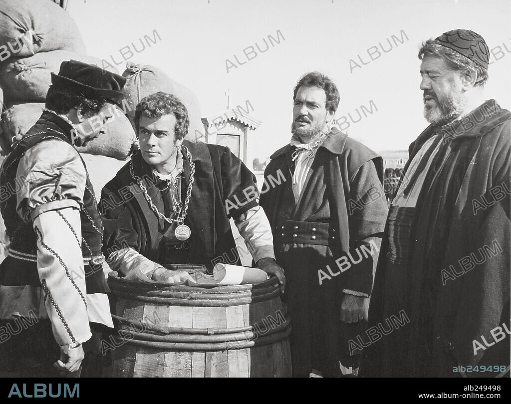 ANDREE DEBAR, ARMANDO FRANCIOLI, MASSIMO SERATO et MICHEL SIMON dans LE MERCHAND DE VENISE, 1953, réalisé par PIERRE BILLON. Copyright ELYSEE FILM-VENTURINI.