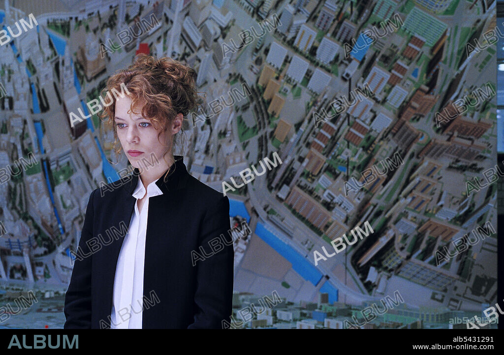 PAULA BEER dans ONDINE, 2020 (UNDINE), réalisé par CHRISTIAN PETZOLD. Copyright SCHRAMM FILM.