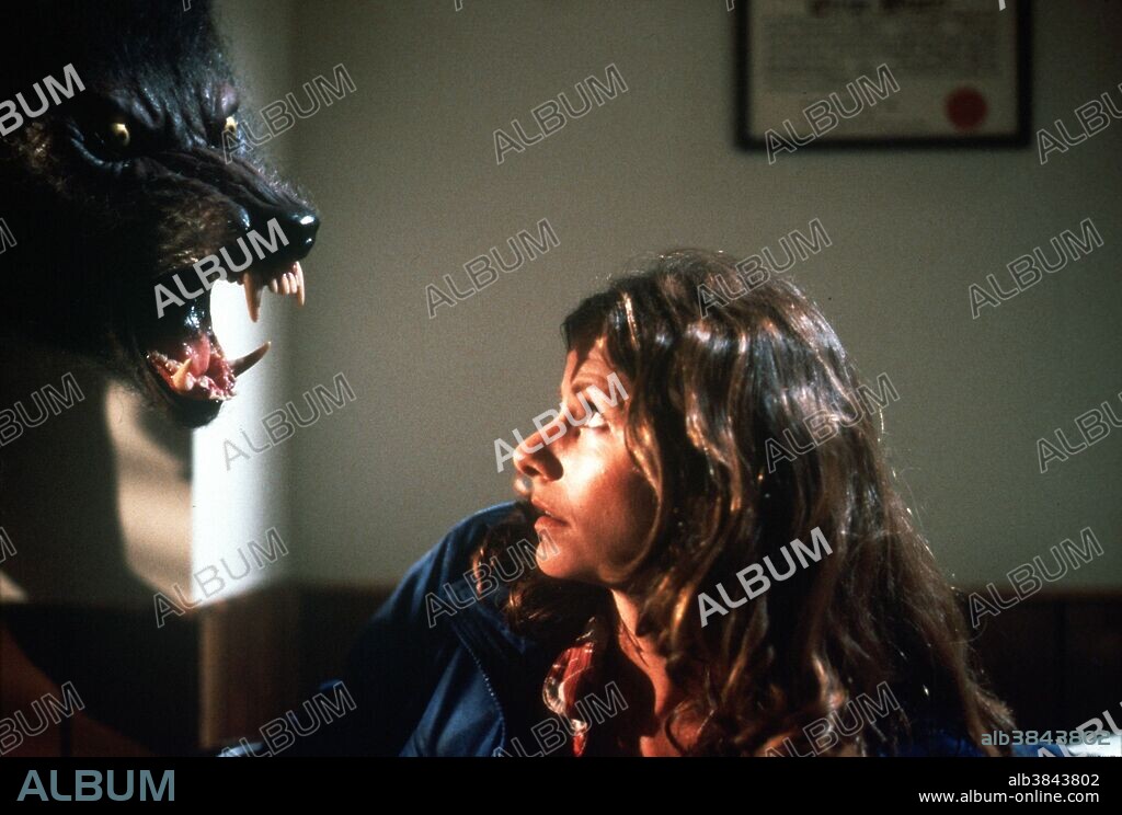 BELINDA BALASKI en AULLIDOS, 1981 (THE HOWLING), dirigida por JOE DANTE. Copyright EMBASSY PICTURES.